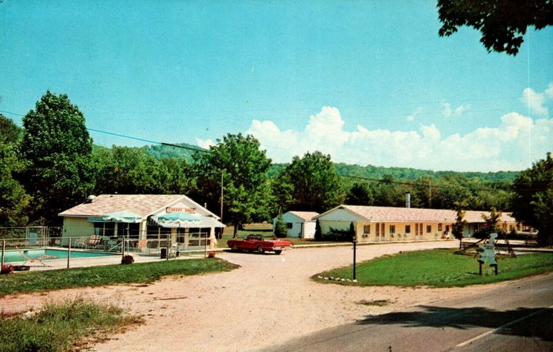 The Foothills Cafe & Motel (Foot Hills Motel) - Vintage Motel (newer photo)